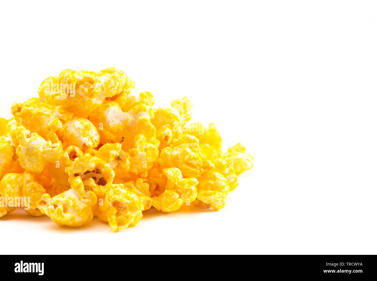Stapel von Extra Käse gelb Popcorn auf weißem Hintergrund Stockfoto