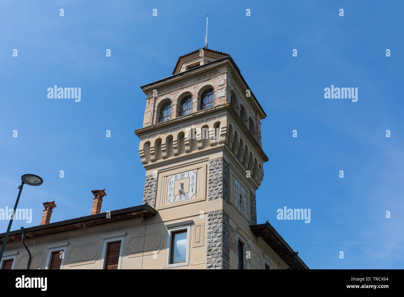 Rathaus mit dem Uhrturm in Cervignano del Friuli, Friaul Julisch Venetien, Italien Stockfoto