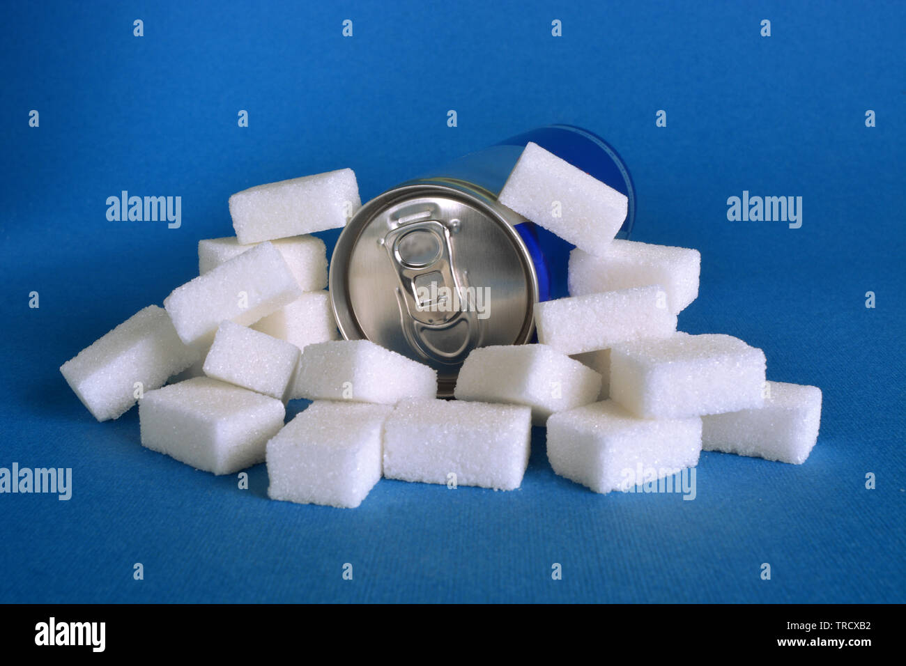 Ein zuckerhaltiges Getränk durch weißen Würfel Zucker umgeben. Stockfoto