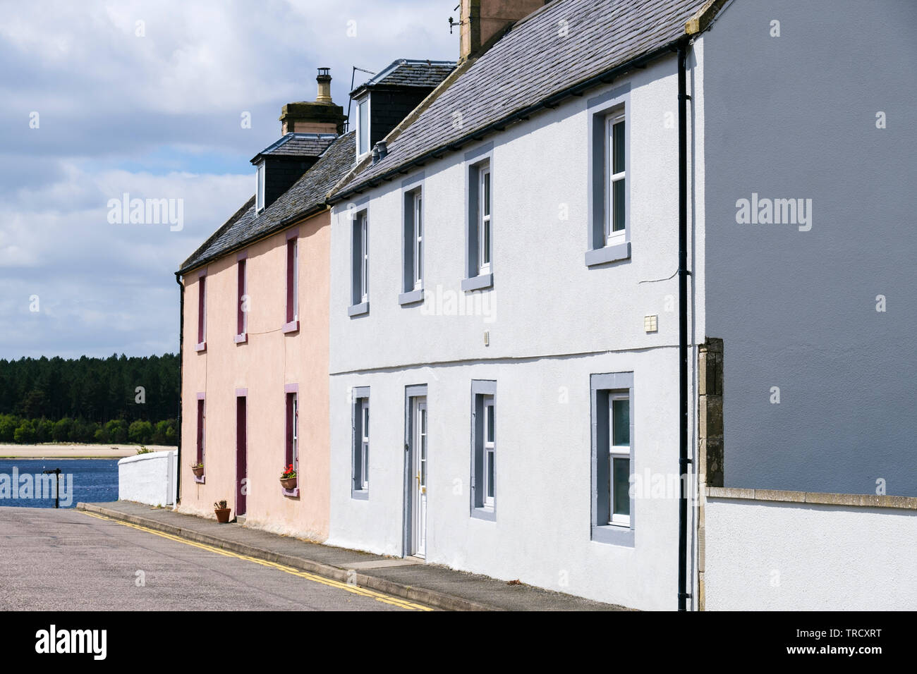 Traditionelle Schieferdach Häuser mit vorderen Türen, die auf der Straße zum Meer in Findhorn, Moray, Schottland, Großbritannien, Großbritannien führenden Stockfoto