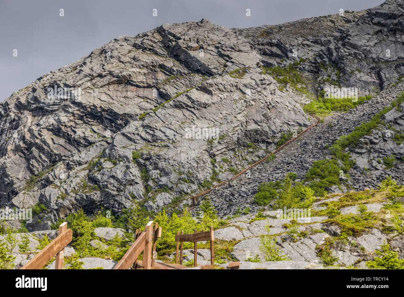 Neue Treppe Climbing Mount Gullsvagfjellet, Vega Island, Norwegen. Stockfoto