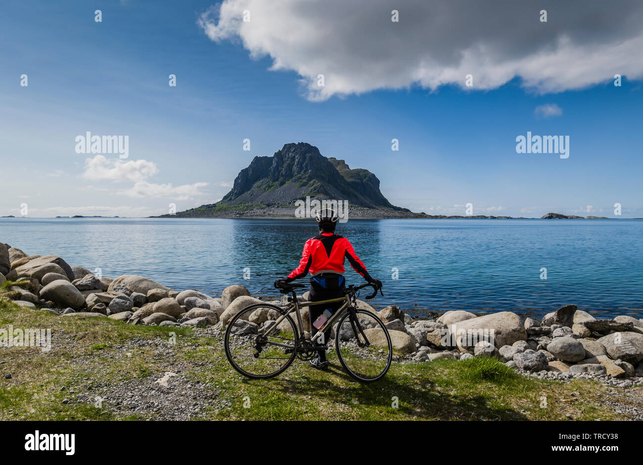 Weibliche Radfahrer besuchen Vega Island, Norwegen Stockfoto