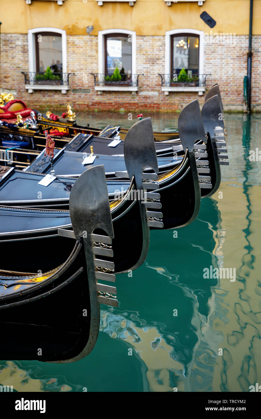 Eine Flotte von Gondeln sind geparkt warten Touristen Sightseeing in Venedig, Italien. Stockfoto