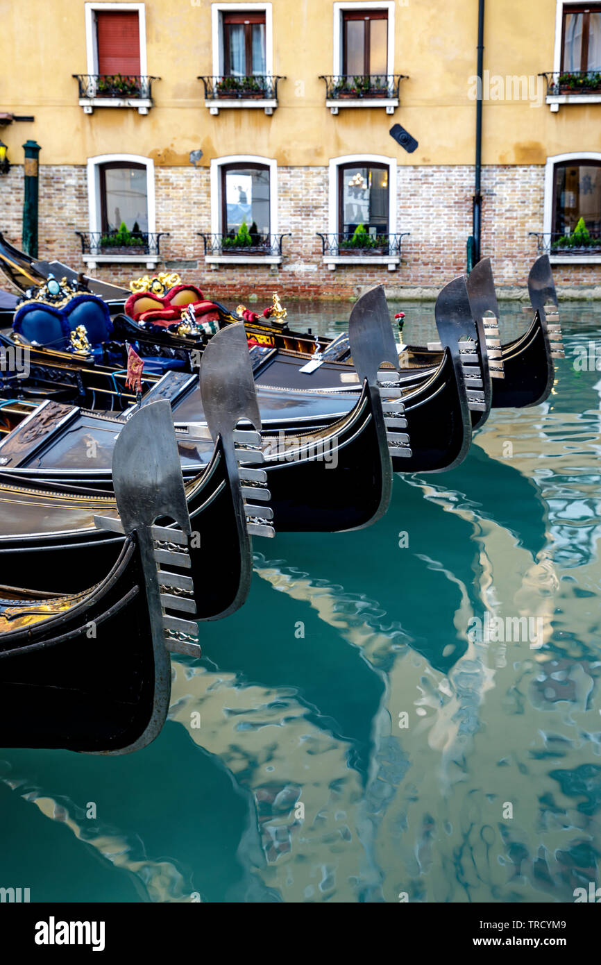Eine Flotte von Gondeln sind geparkt warten Touristen Sightseeing in Venedig, Italien. Stockfoto