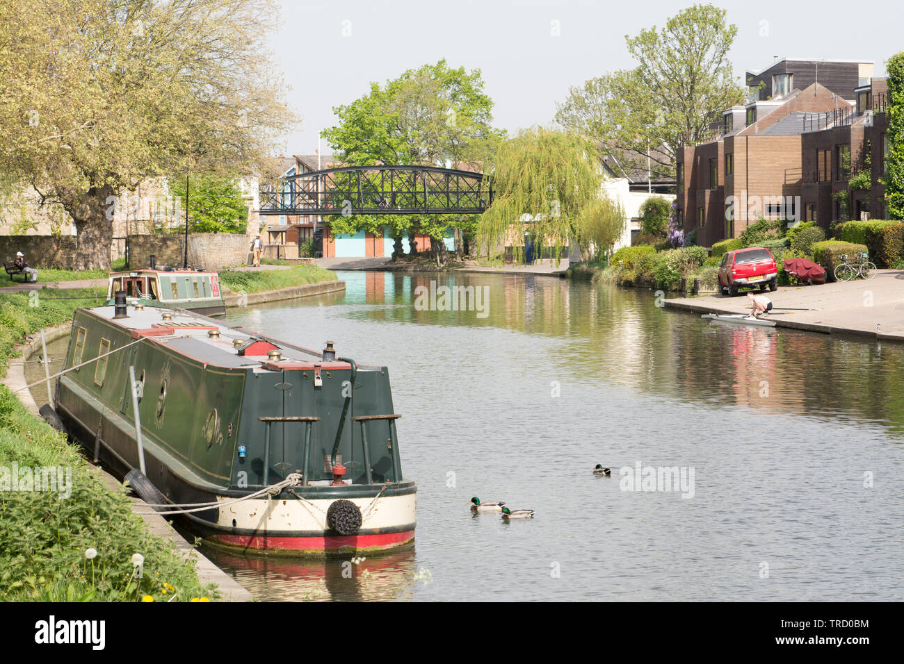 2019-04-24, Cambridge UK, Fluss Cam mit Hausboot günstig an die Bank, Ruderer fertig, entlang der cam zu Zeile Stockfoto