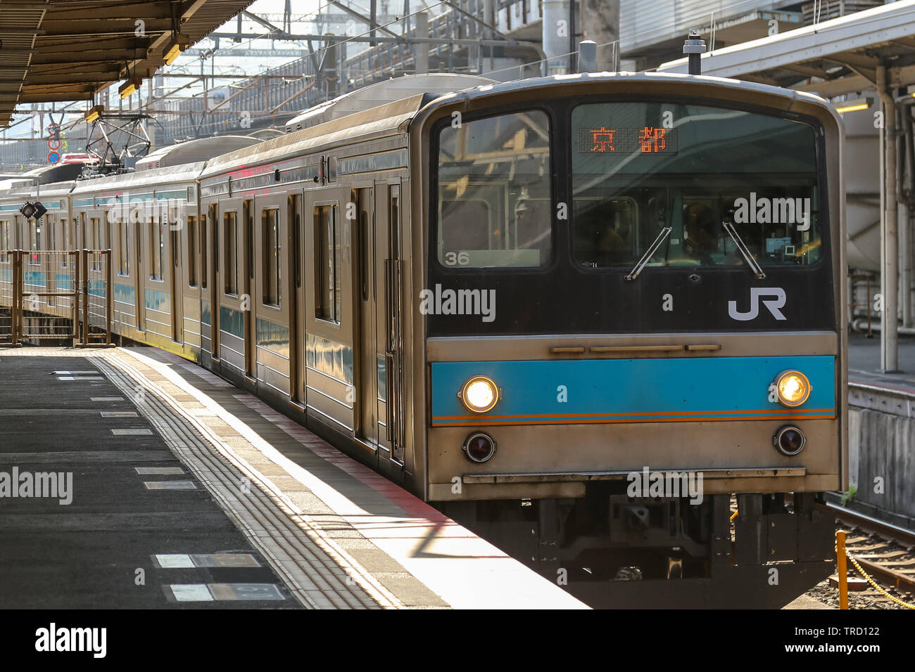 KYOTO, JAPAN - Mai 04, 2019: Japan Railway Zug bei der Ankunft am Bahnhof von Kyoto Stockfoto