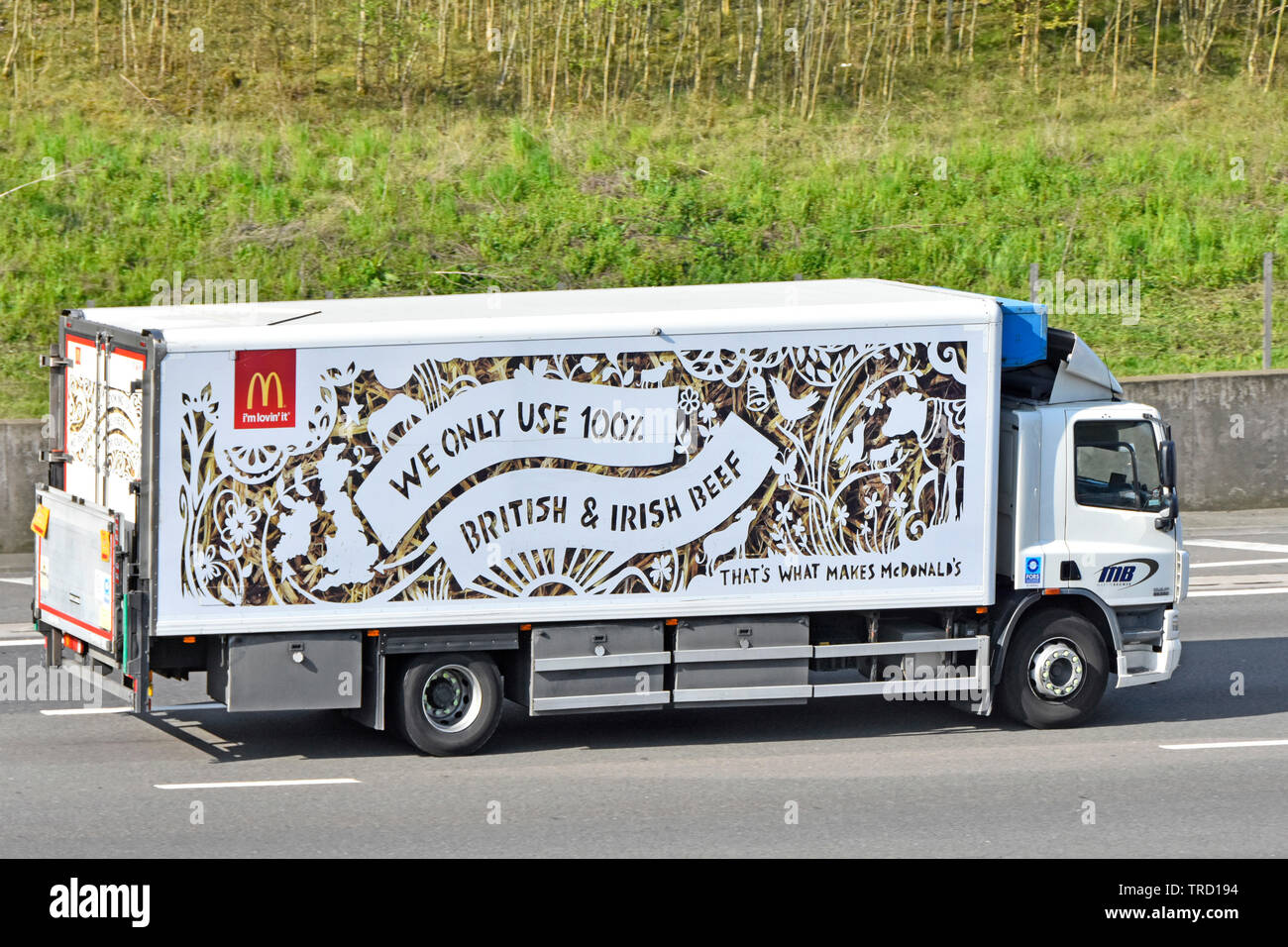 Seitenansicht der Marke McDonalds Fast Food Restaurant business Food Supply chain Lieferung LKW LKW-Werbung verwenden, Britische & irische Rindfleisch auf de Autobahn Stockfoto