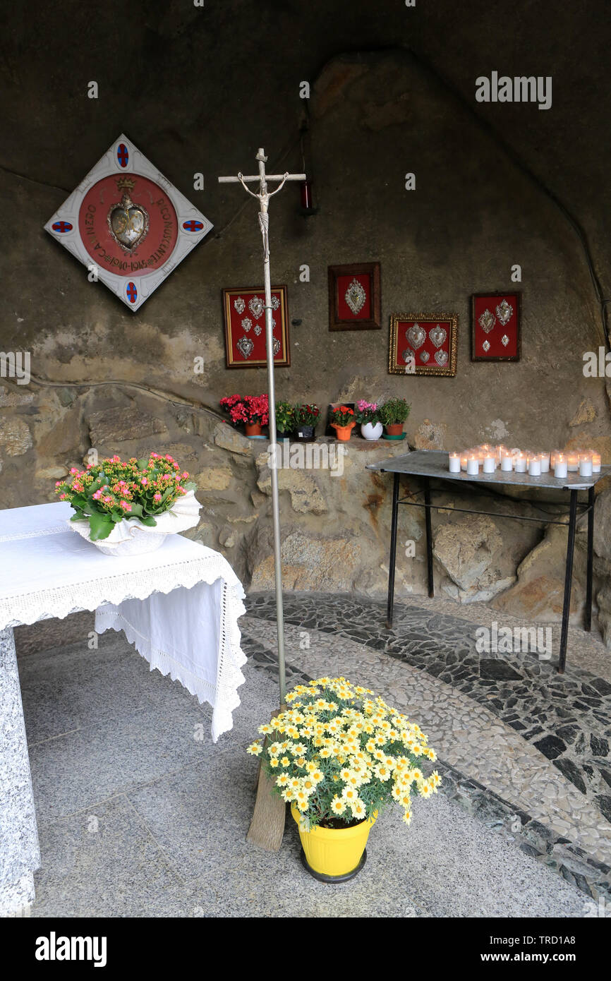 Grotte de Lourdes. Eglise Saint-Georges. Cannero Riviera. Italie. Lourdes Grotte. St. George Kirche. Cannero Riviera. Italien. Stockfoto