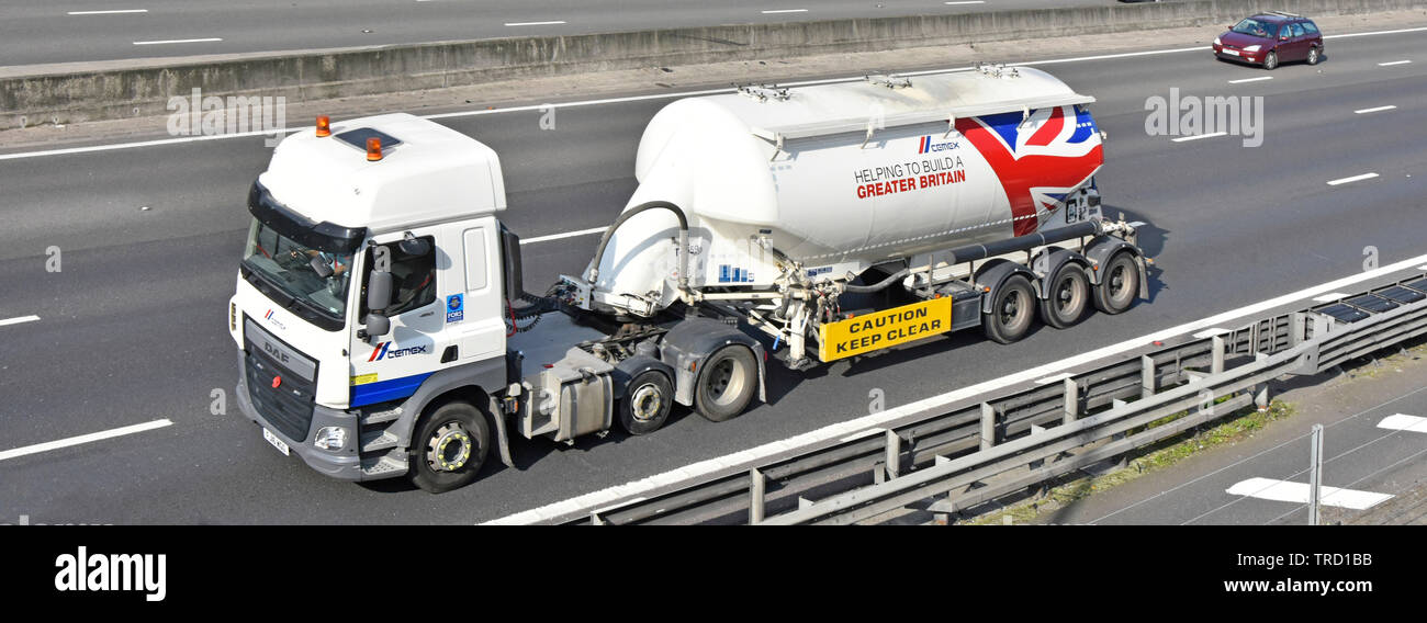 Seiten- und Vorderansicht von Cemex Lkw Lkw Lkw & Zement in loser Schüttung trockenes Pulver artikuliert Tanker trailer fahren auf Autobahn mit Union Flag Grafik England Großbritannien Stockfoto