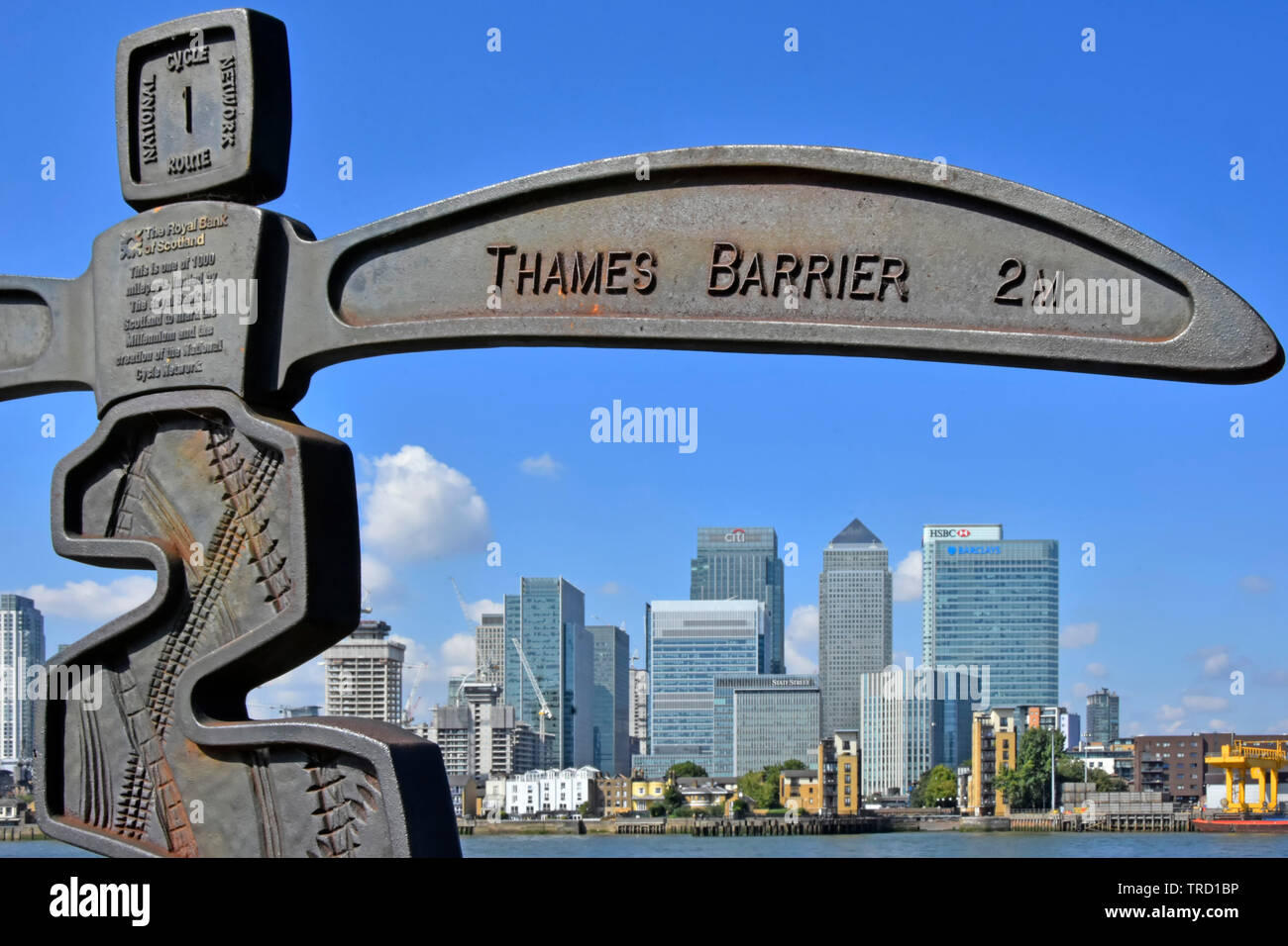 Wegweiser auf Riverside leinpfad das Millennium neben Themse & ist Teil des National Cycle network Canary Wharf skyline London England Großbritannien Stockfoto