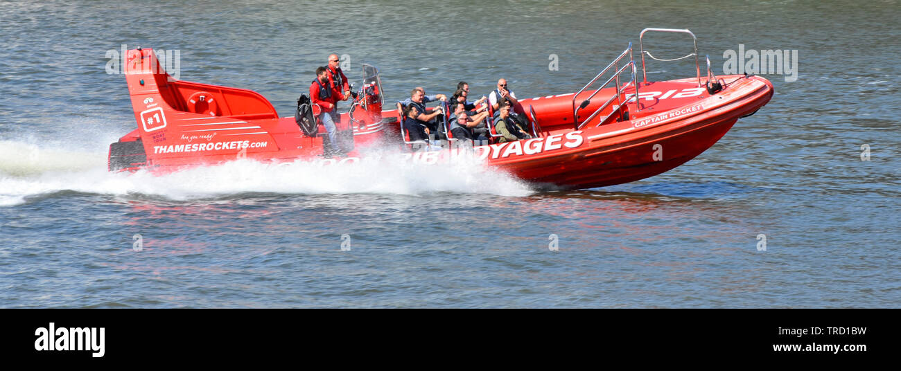 In der Nähe von Thames Raketen Rippe mit dem Schnellboot Touristen auf schnelle Themse Sightseeing-tour Crew bei Kontrollen von Red rib Schlauchboot East London Großbritannien Stockfoto