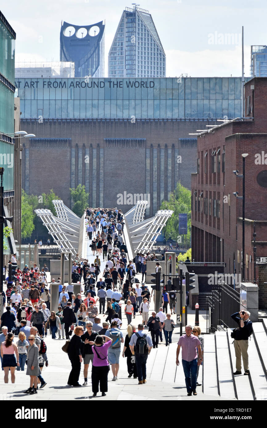 Stadt London street scene Suchen von oben Masse von Menschen zu Fuß auf millenium Millennium Bridge Tate Modern Art Gallery über England Großbritannien Stockfoto