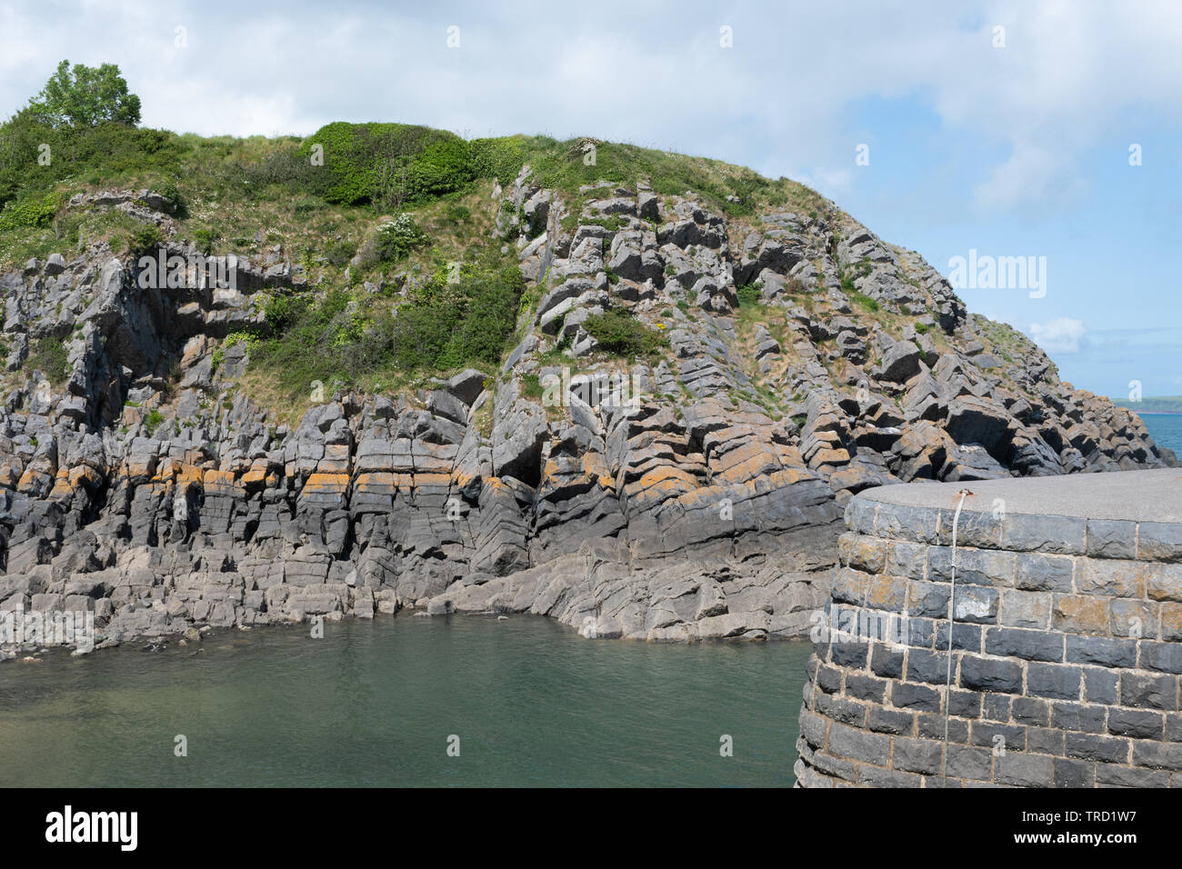 Aufbau Quay, dem kleinsten Hafen in Pembrokeshire, Wales. Pembrokeshire Küstenlandschaft und Klippen. Stockfoto