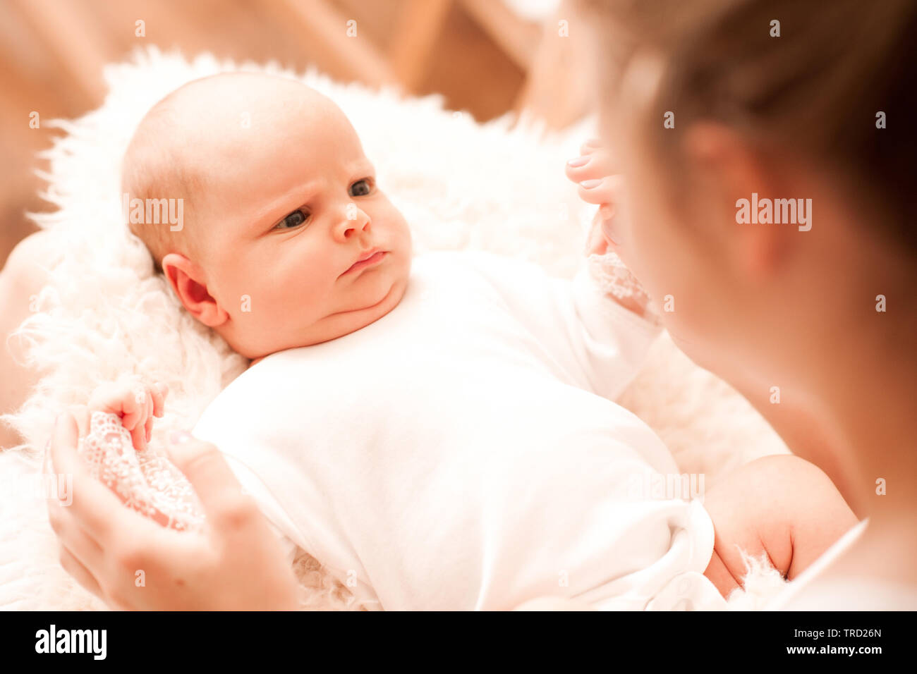 Lustige baby liegend auf Mutter sich einander nahe. Die Mutterschaft. Guten Morgen. Stockfoto