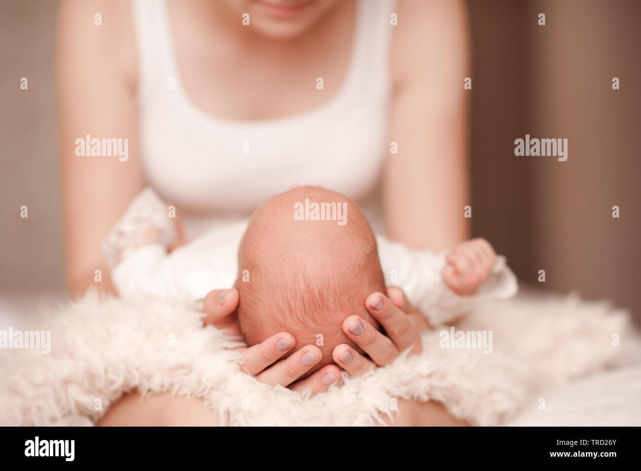Mutter mit Kleinkind Baby auf Händen in Nahaufnahme. Die Mutterschaft. Mutterschaft. Die ersten Tage des Lebens. Stockfoto