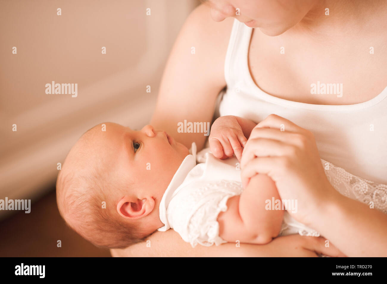 Baby in Mutter Hände liegen in der Nähe. Die Mutterschaft. Mutterschaft. Stockfoto