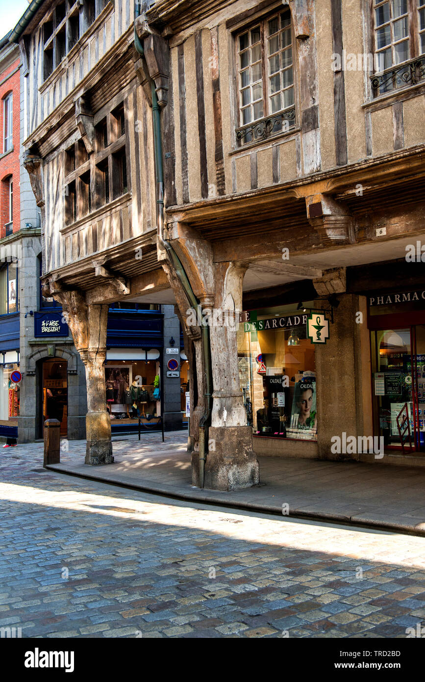 Die mittelalterliche Stadt Dinan befindet sich in einer strategischen Lage auf einem Hügel mit Blick auf den Fluss Rance weit unten. Stockfoto