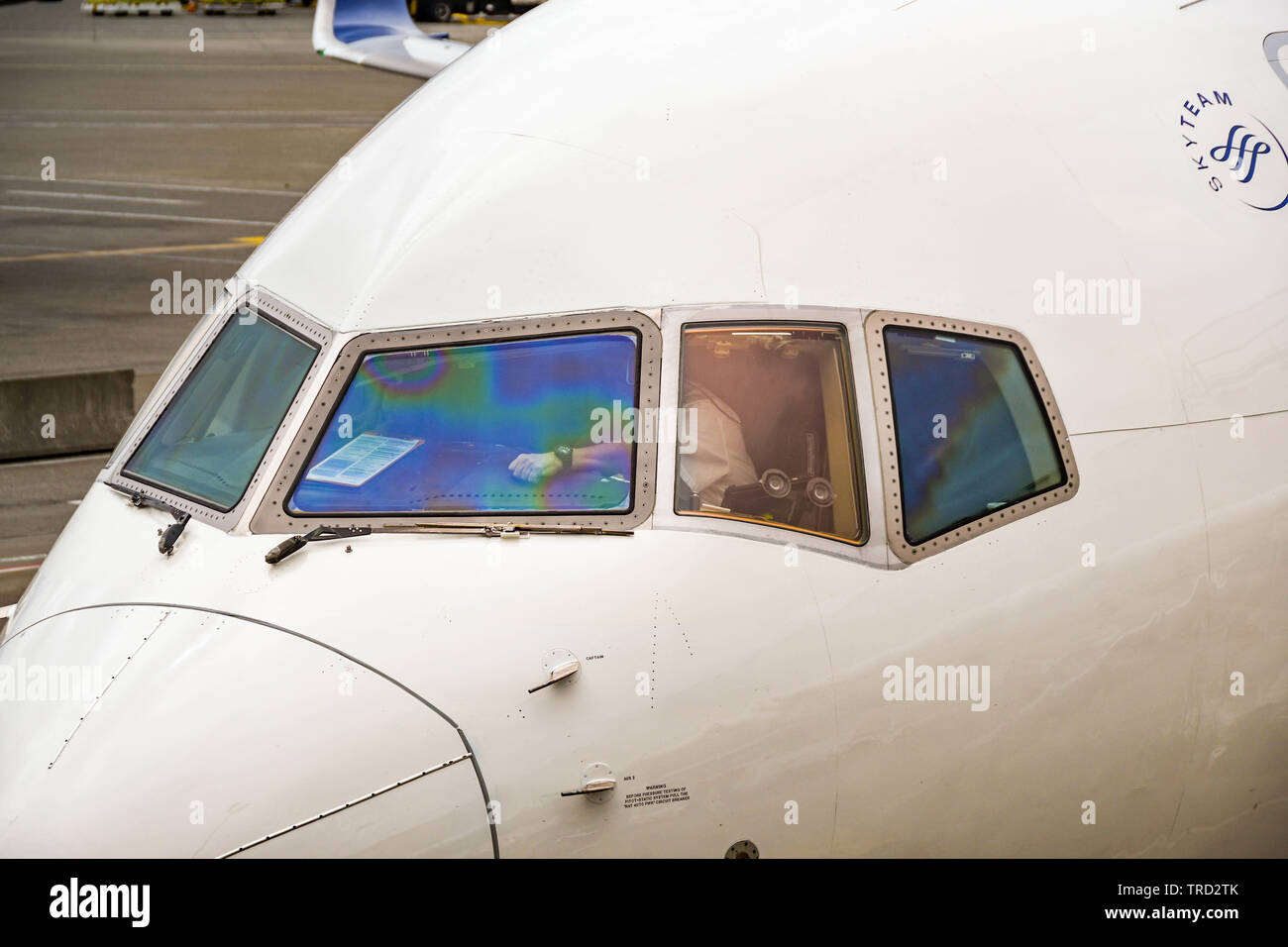 Flughafen Seattle Tacoma, WA, USA - JUNI 2018: Nahaufnahme der Cockpit Fenster eines Delta Airlines Boeing 757 Jet in Seattle Tacoma Airport. Stockfoto