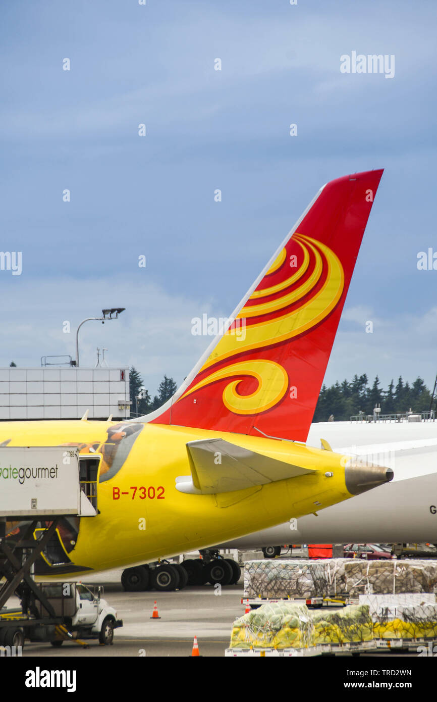Flughafen Seattle Tacoma, WA, USA - JUNI 2018: Scherenhubtisch Hubwagen von Gate Gourmet laden Catering auf Hainan Airlines Jet in Seattle Tacoma Airport Stockfoto