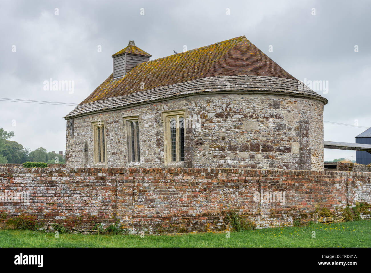 Fassade der St. Andreas Kirche in Winterborne Tomson - Eine kleine normannische Kirche, die jetzt ist redundant und unter der Obhut der CCT, Dorset, Großbritannien Stockfoto