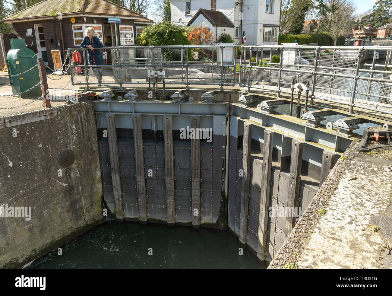 MARLOW, ENGLAND - MÄRZ 2019: Boot auf der Themse in Marlow mit Schleusentore geschlossen. Stockfoto