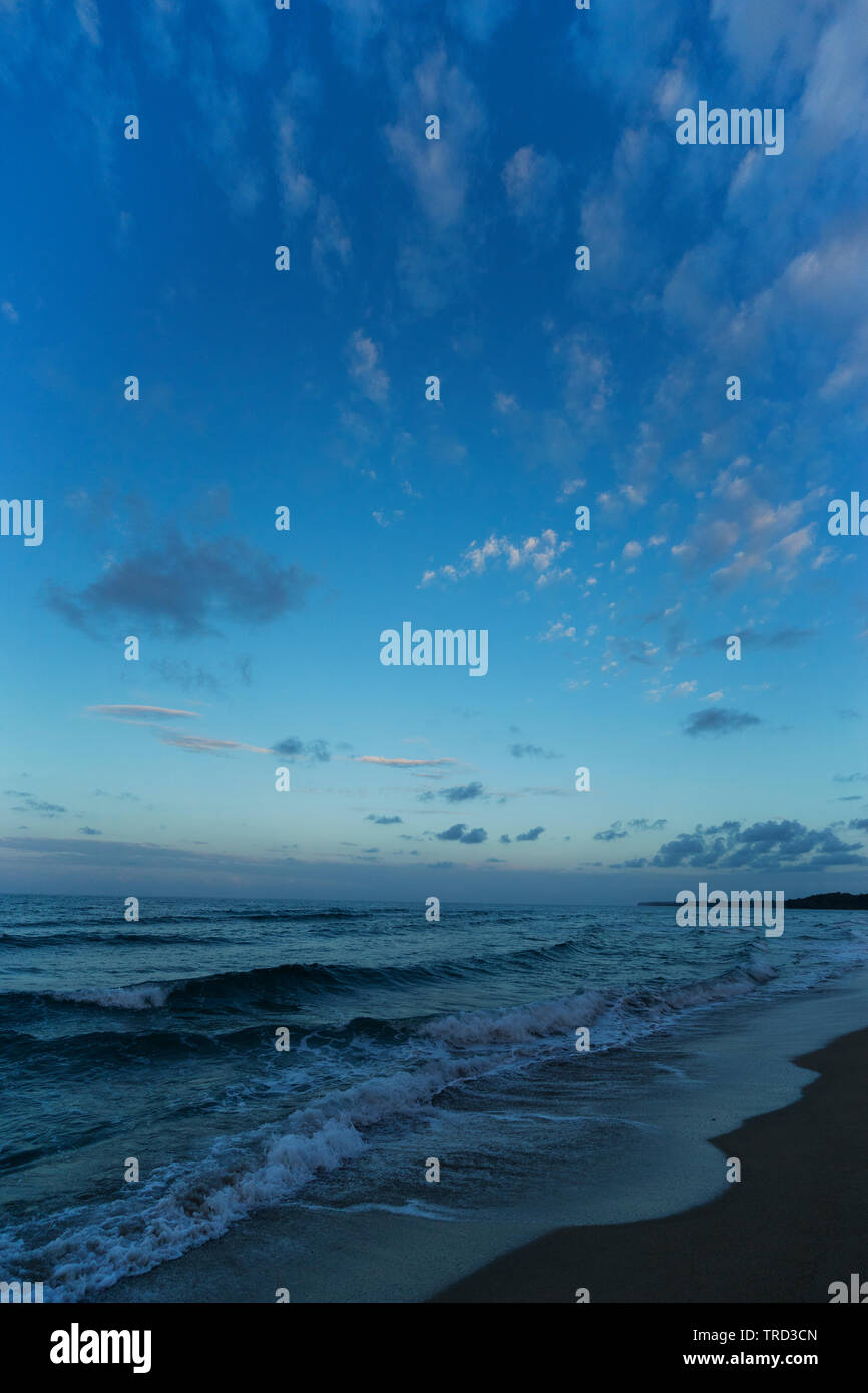 Karibische Küste bei Sonnenuntergang mit DACHRINNEN und schönen weichen Himmel und Wolken Stockfoto