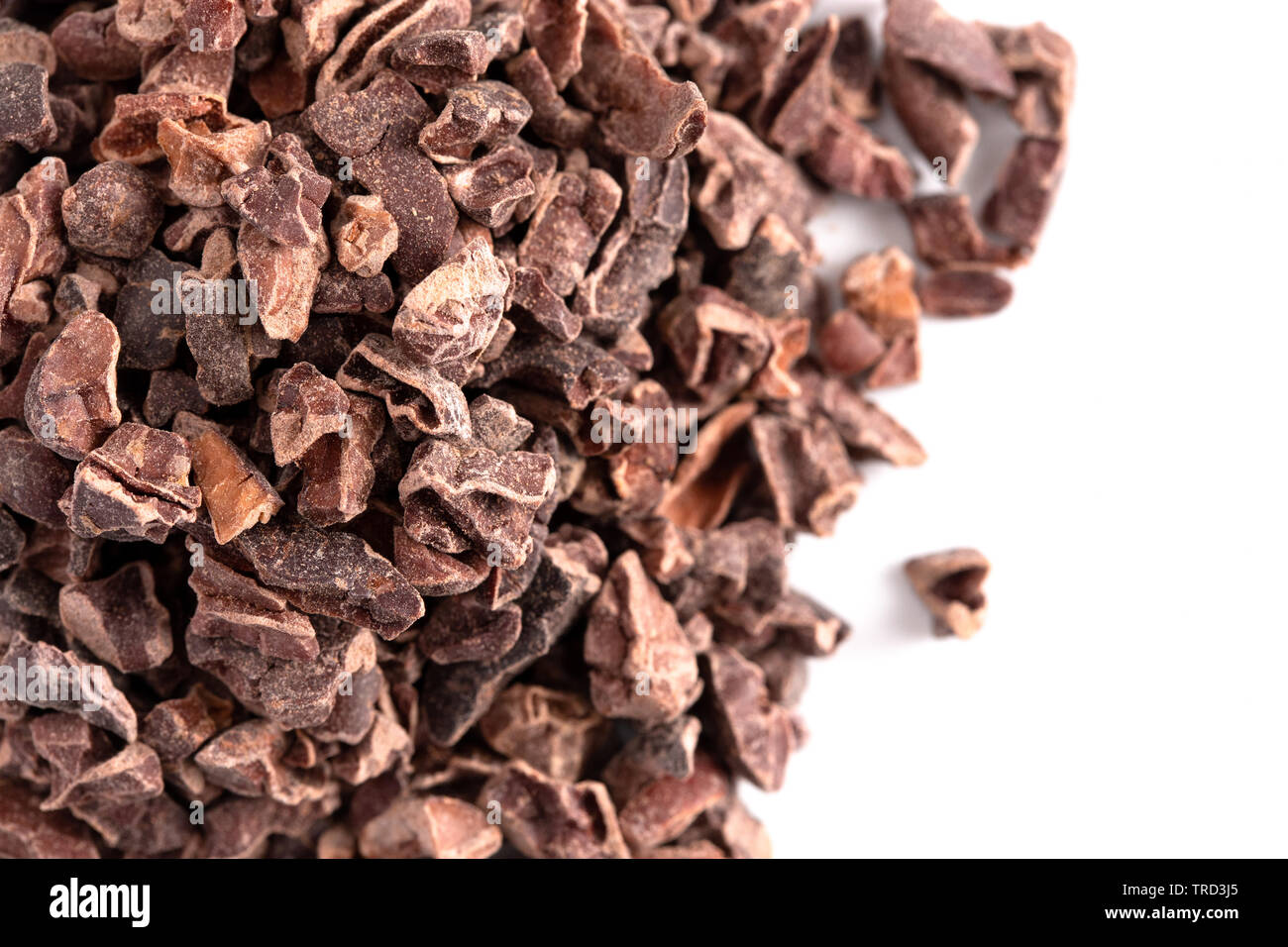 Ein Haufen von Raw Chocolate Nibs auf weißem Hintergrund Stockfoto