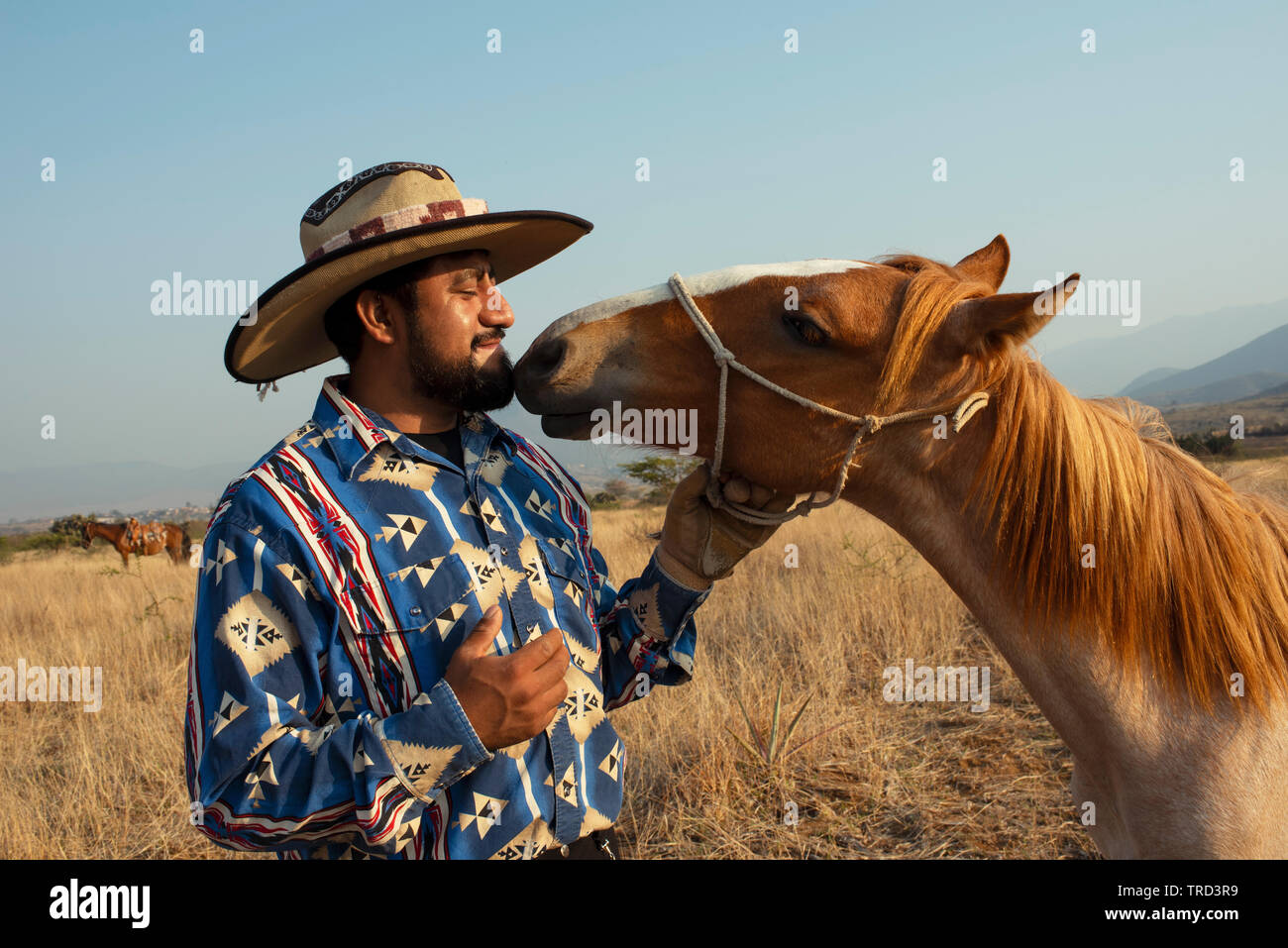Zapotec Mann mit seinem Pferd. Close-up Portrait, redaktionelle Nutzung. Teotitlan del Valle, Oaxaca, Mexiko. Mai 2019 Stockfoto