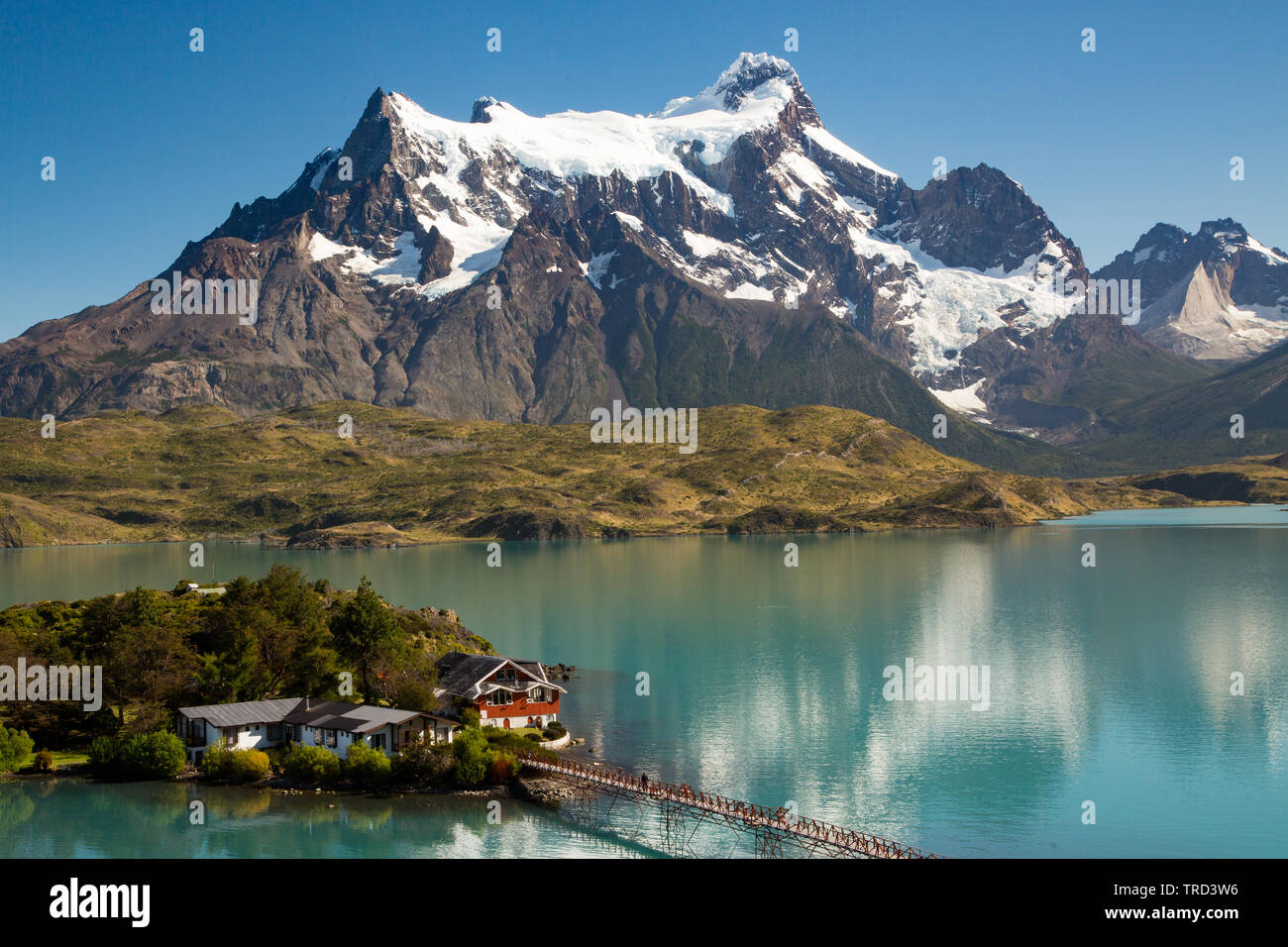 Die Berge von Torres del Paine reflektieren im türkisblauen Wasser des Lago Pehoe, Patagonien, Chile Stockfoto