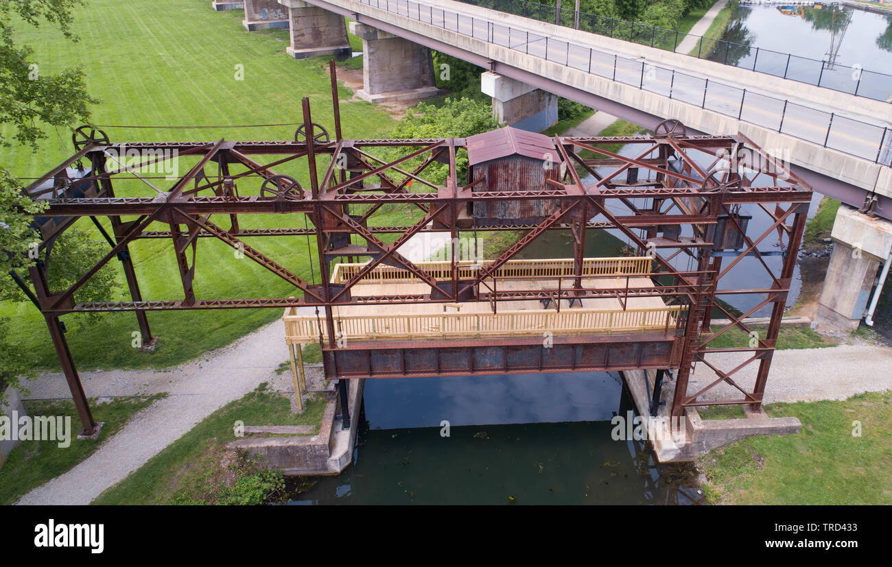 Luftaufnahmen Drone Blick auf verrostete Historischen verrostetem Stahl Metall Eisenbahn Trestle Struktur Chesapeake and Ohio Canal in Restaurierung Bau Stockfoto