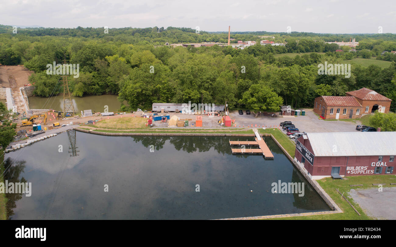 Malerische Luftbild Hoch oben auf der Suche nach historischen Chesapeake and Ohio Canal Lock und Dam Struktur Leinpfad Trail National Historical Park, Maryland, USA Stockfoto