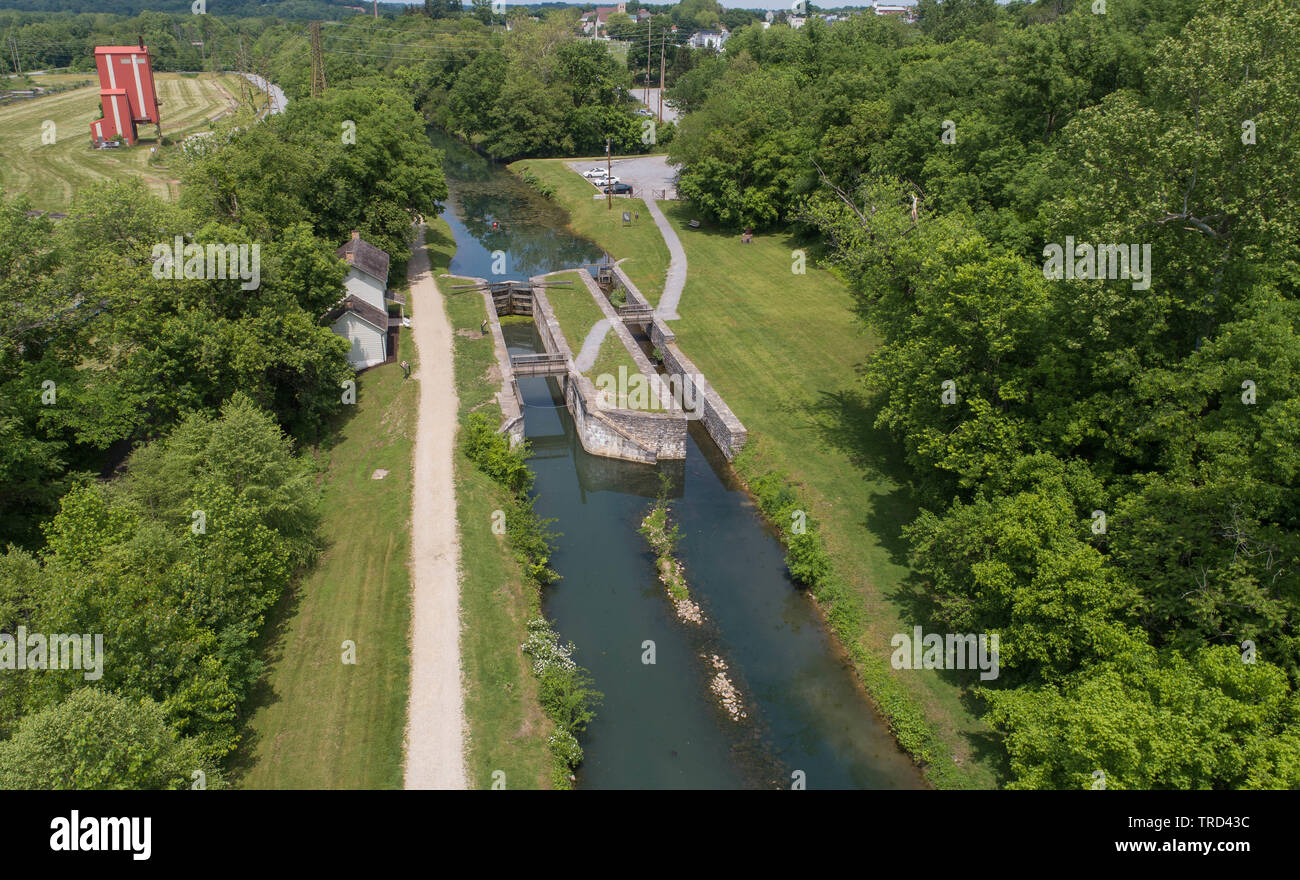 Malerische Antenne Drone Ansicht des Historischen Chesapeake and Ohio Canal Lock und Dam Struktur Leinpfad Trail National Historical Park Hagerstown Maryland, USA Stockfoto