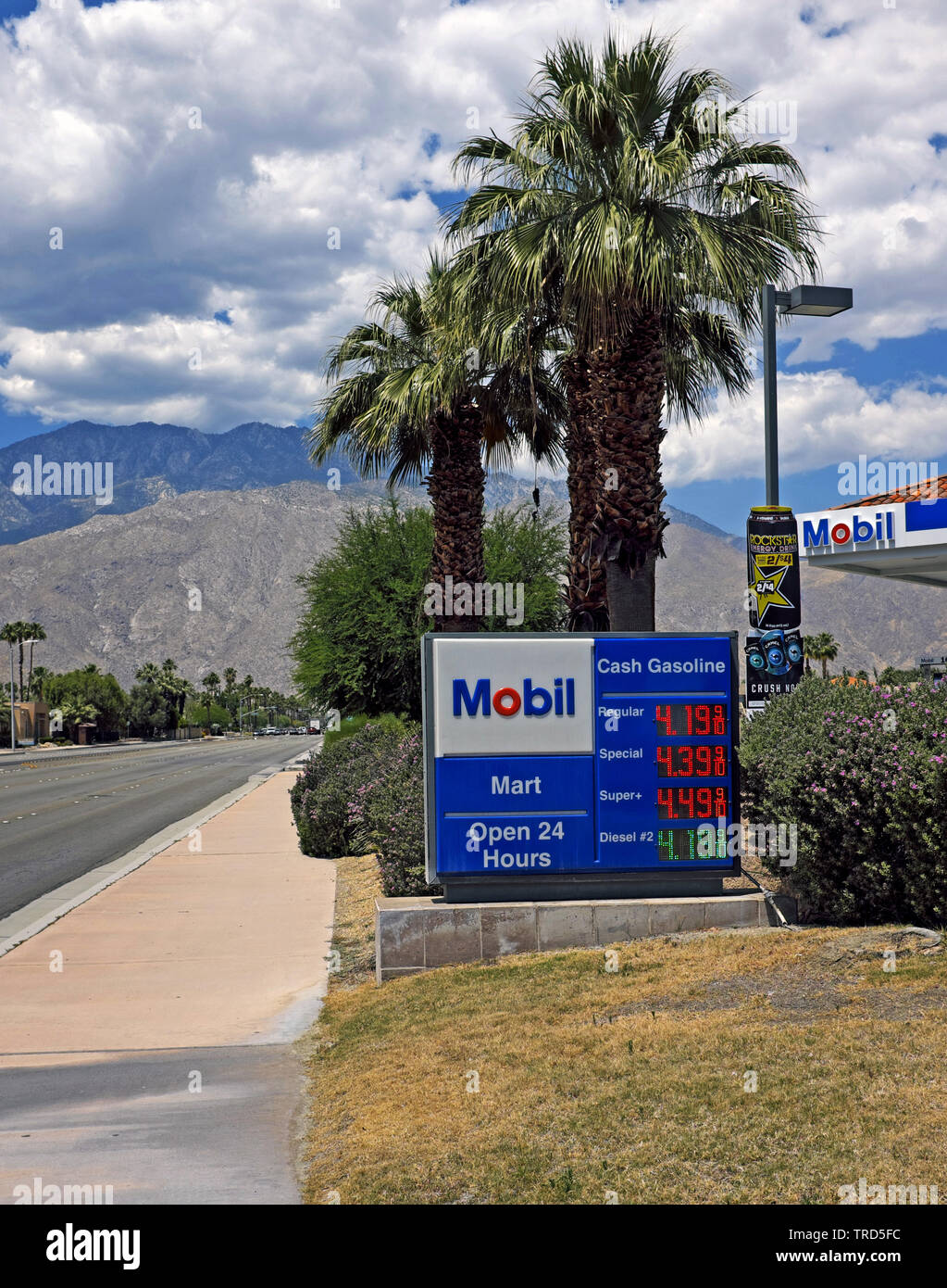 Die 24-Stunden-Tankstelle von Mobil und Mart mit Gaspreisschild am 13. Mai 2019 in Palm Springs, Kalifornien, USA. Stockfoto