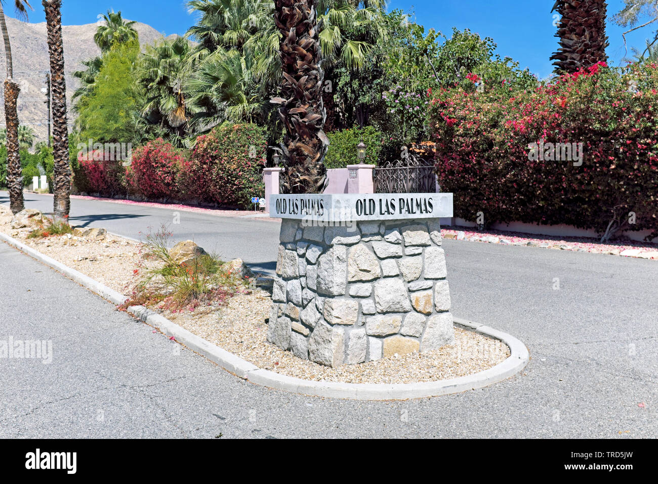 Ein Straßenschild aus Stein markiert das Alte Viertel Las Palmas in Palm Springs, Kalifornien, einem Viertel, das für Promi-Häuser bekannt ist. Stockfoto