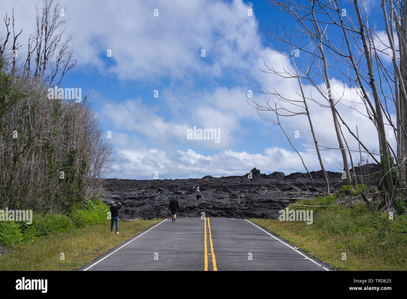 Touristen Ansicht lava Verwüstung in der Nähe von Spalte 8 in Leilani Immobilien, Puna, Hawaii Stockfoto