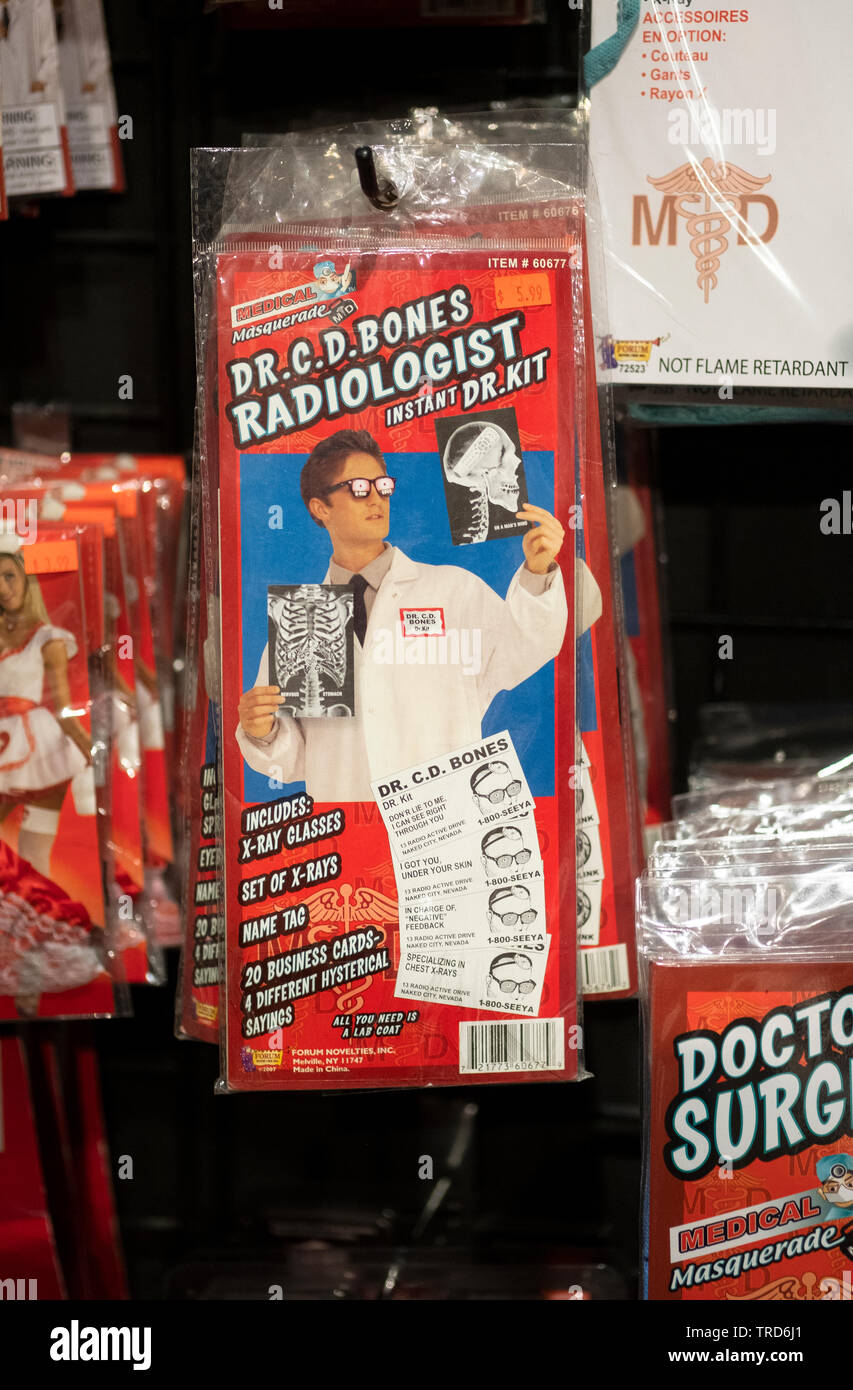 INSTANT DR. KIT. Eine Dr-C D Knochen Radiologe Kit für den Verkauf auf dem Halloween Adventure ein Kostüm shop in Greenwich Village, New York City. Stockfoto