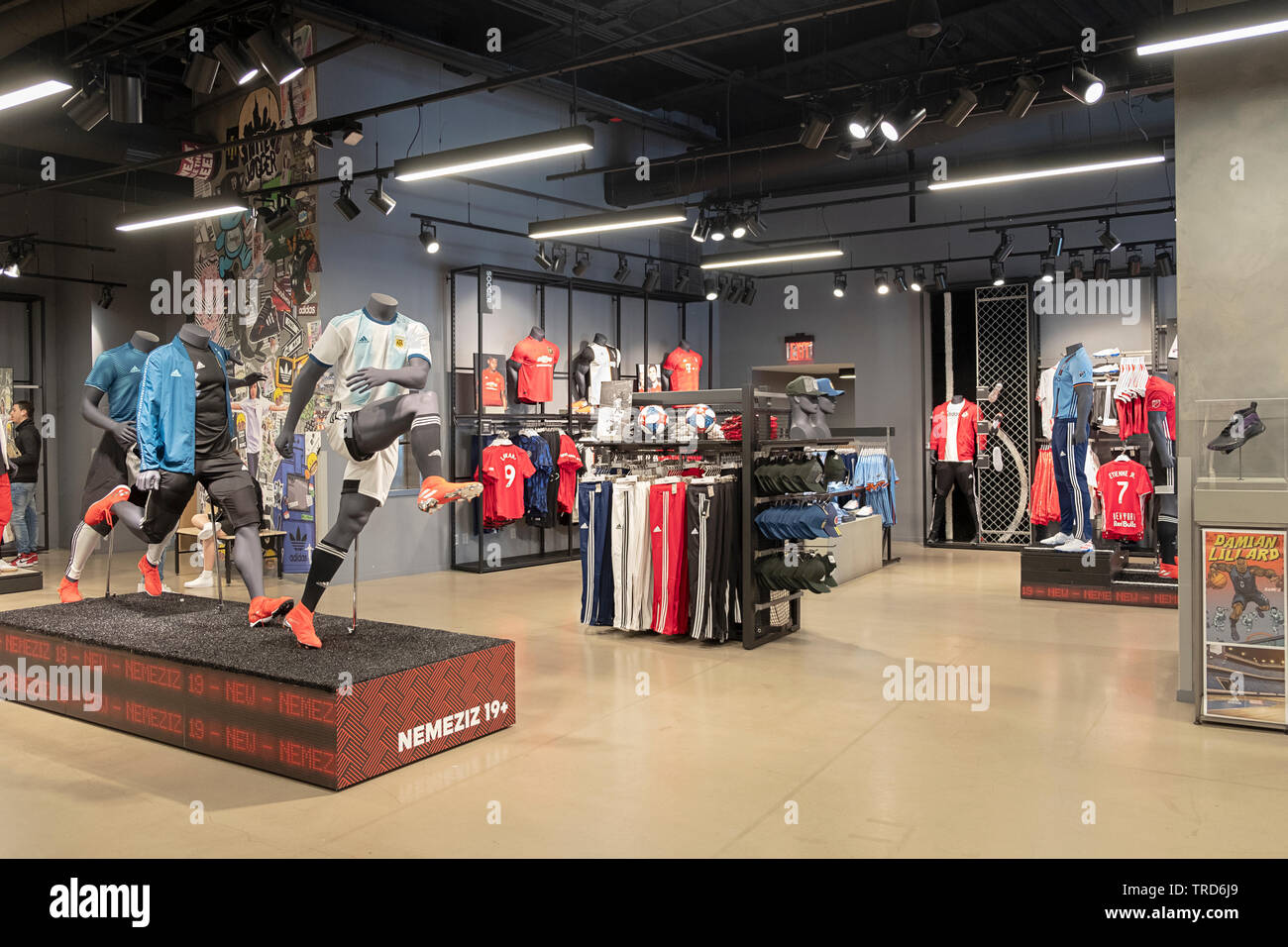Die Fußball-Abschnitt der Adidas Store am Broadway in Greenwich Village, New York City. Stockfoto
