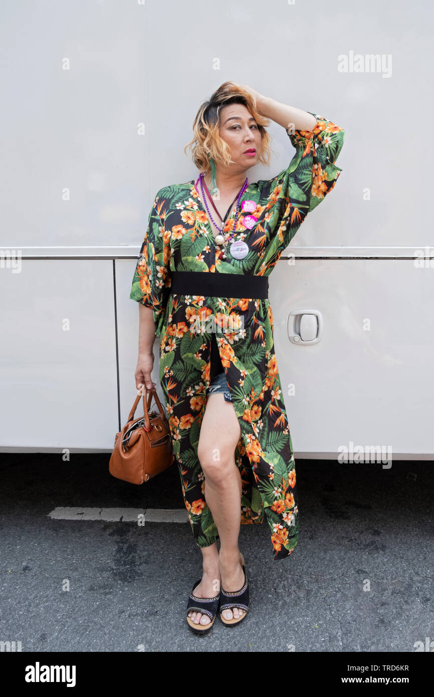 Stellen portrait einer asiatischen amerikanischen Trans Frau am 2019 Queens CSD-Parade in Jackson Heights, Queens, New York City. Stockfoto