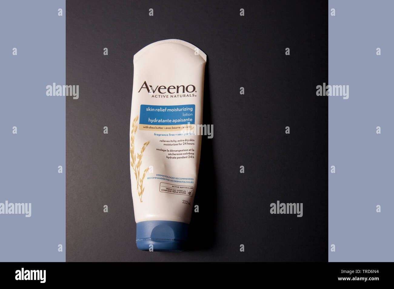 Halifax, Kanada - 31. Mai 2019: Eine Flasche Aveeno Hautrelief Feuchtigkeitscreme gegen einen blauen und schwarzen Hintergrund Stockfoto