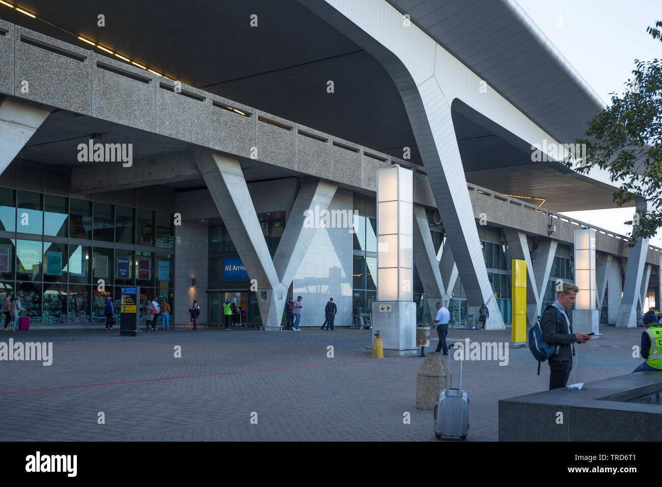 Modernes und neues Gebäude und Raucherbereich außen am Internationalen Flughafen Kapstadt, Südafrika mit Menschen und Touristen Stockfoto