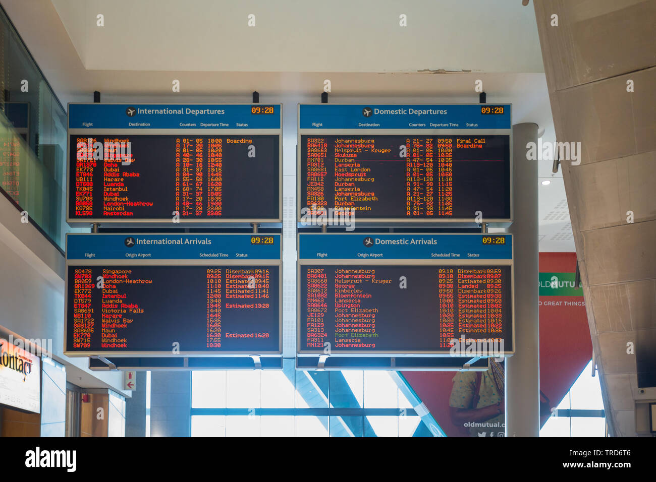 Internationale und inländische Abfahrts- und Ankunftstafeln mit Flugplänen, Zeit- und Statusinformationen am Flughafen Kapstadt, Südafrika Stockfoto