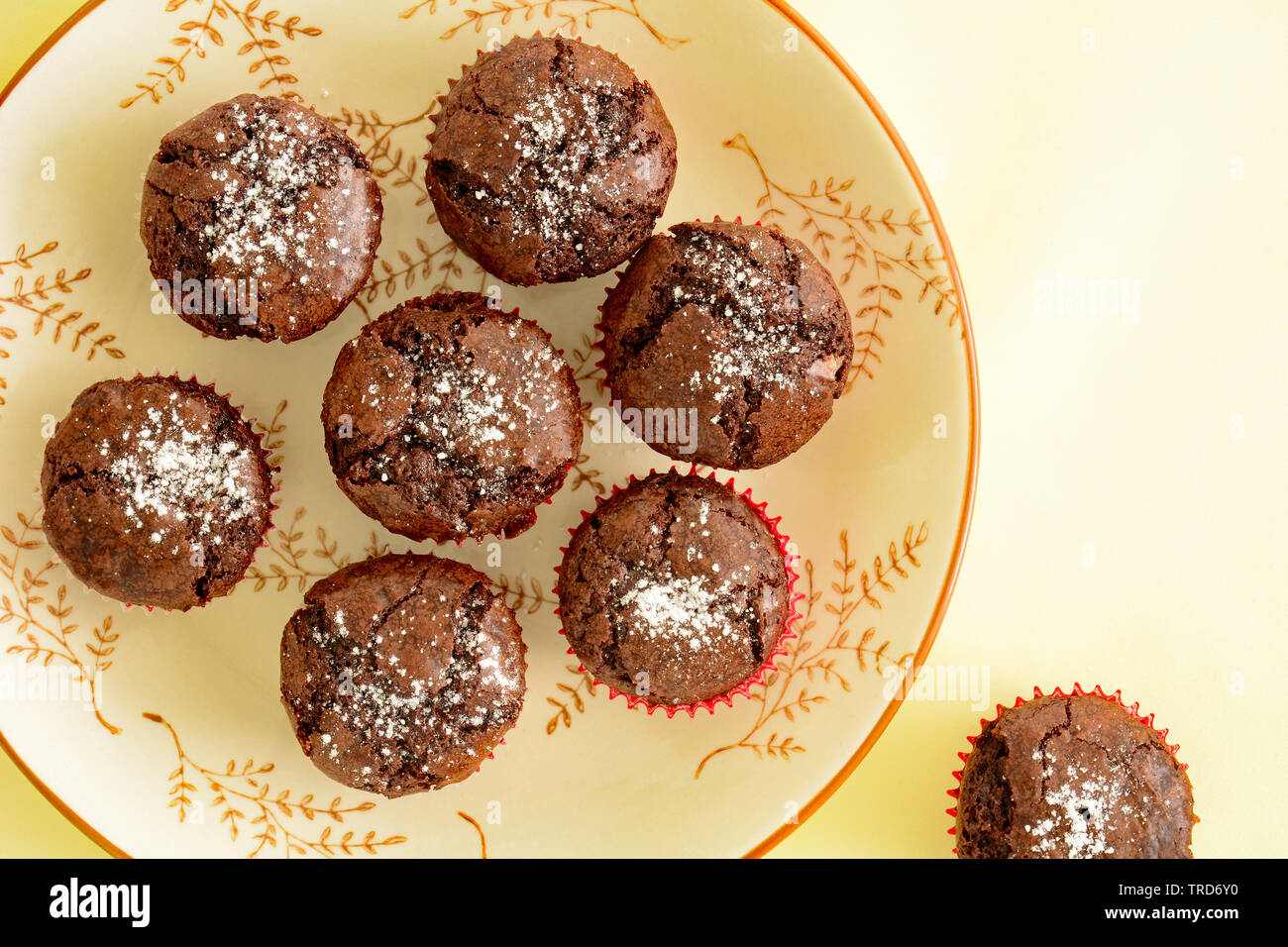 Frisch gebackene Mini chocolate Brownies mit Puderzucker bestreut auf schöne runde Platte in die horizontale Komposition. Stockfoto