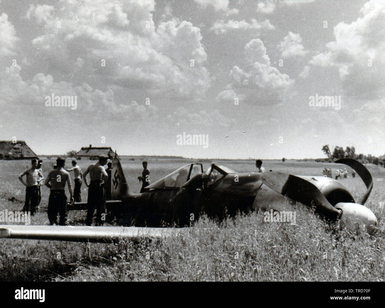 Focke Wulf FW 190 Niedergeworfene in Polen an der Ostfront 1944 deutsche Soldaten umgeben Stockfoto