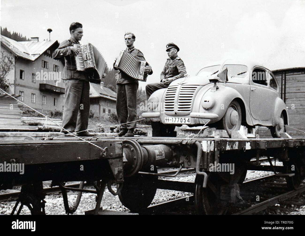 Deutsche Soldaten von der SS-Panzerdivision Wiking Musikinstrumente Accordian om Troop Transport Zug an der Ostfront 1944 PK SS KB Ernst Baumann Stockfoto