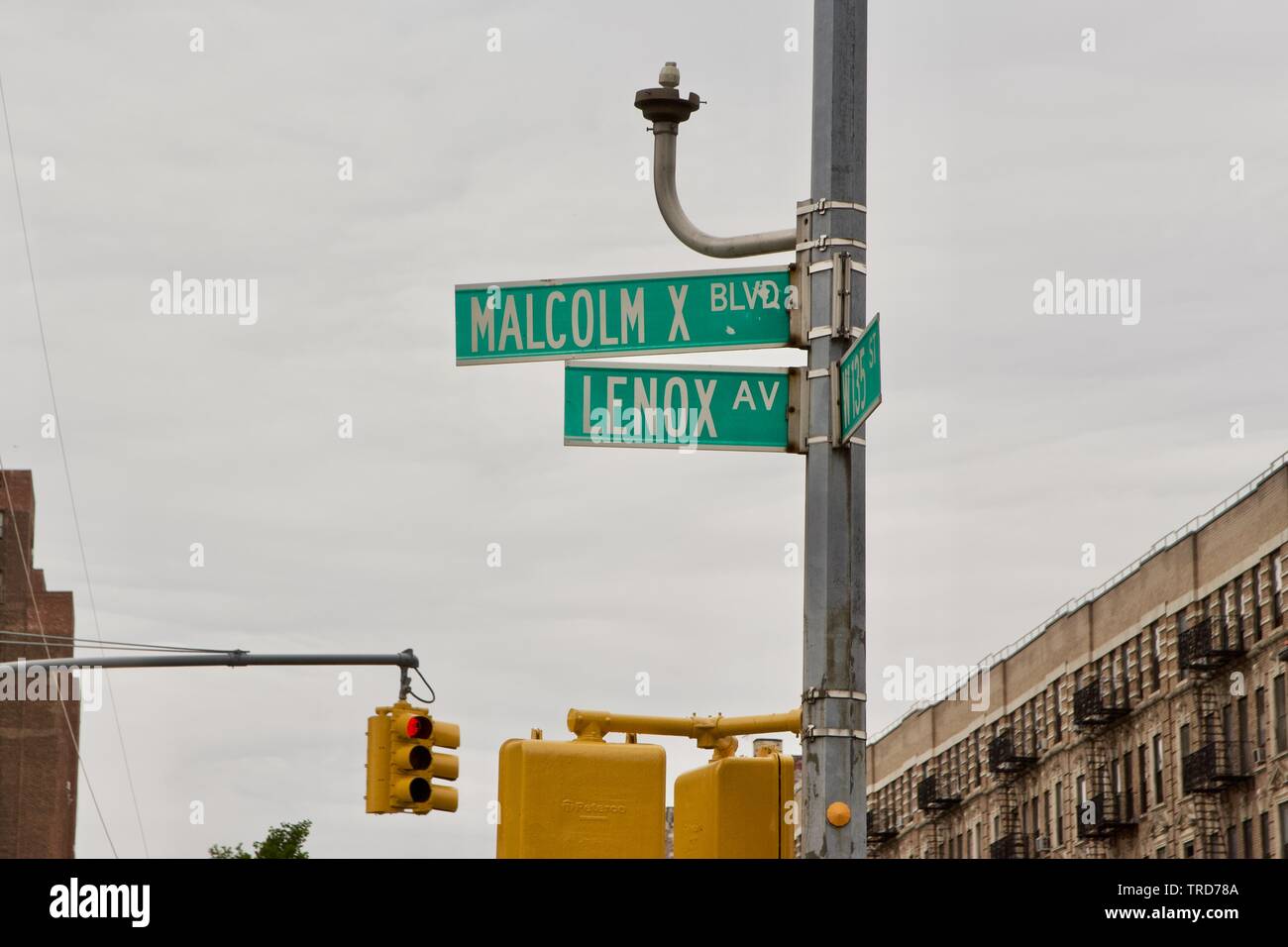 Harlem Straßenschilder für Malcolm X Boulevard und Lenox Avenue Stockfoto