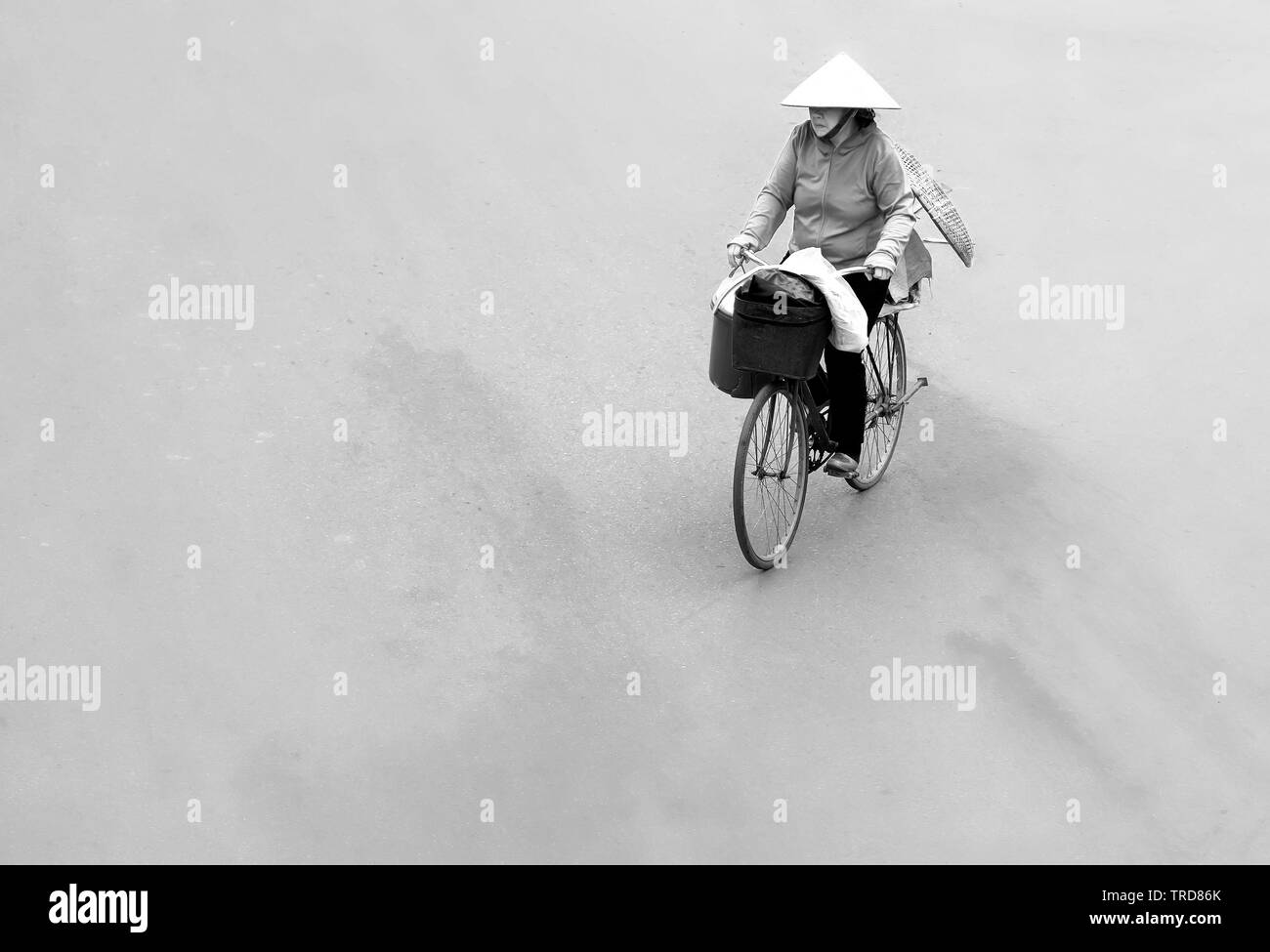 Straßenhändler sind hastig Radfahren gegenüber Kunden in der kleinen Nachbarschaft in Hanoi, Vietnam zu finden Stockfoto