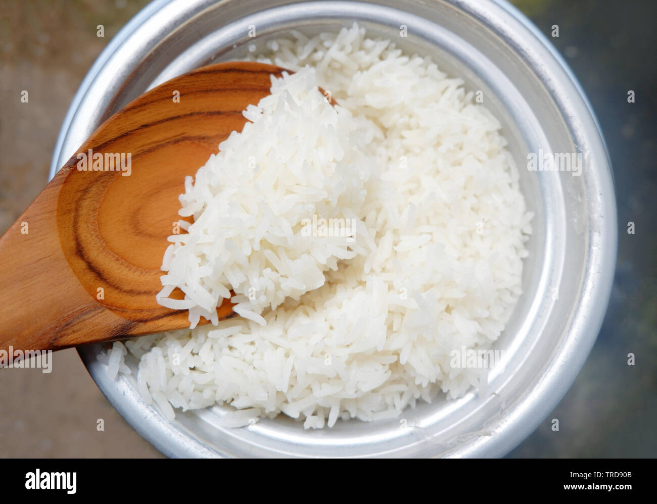 Reis kochen in elektrischen Reiskocher mit Dampf gekochte Topf mit  Holzlöffel Pfannen Stockfotografie - Alamy