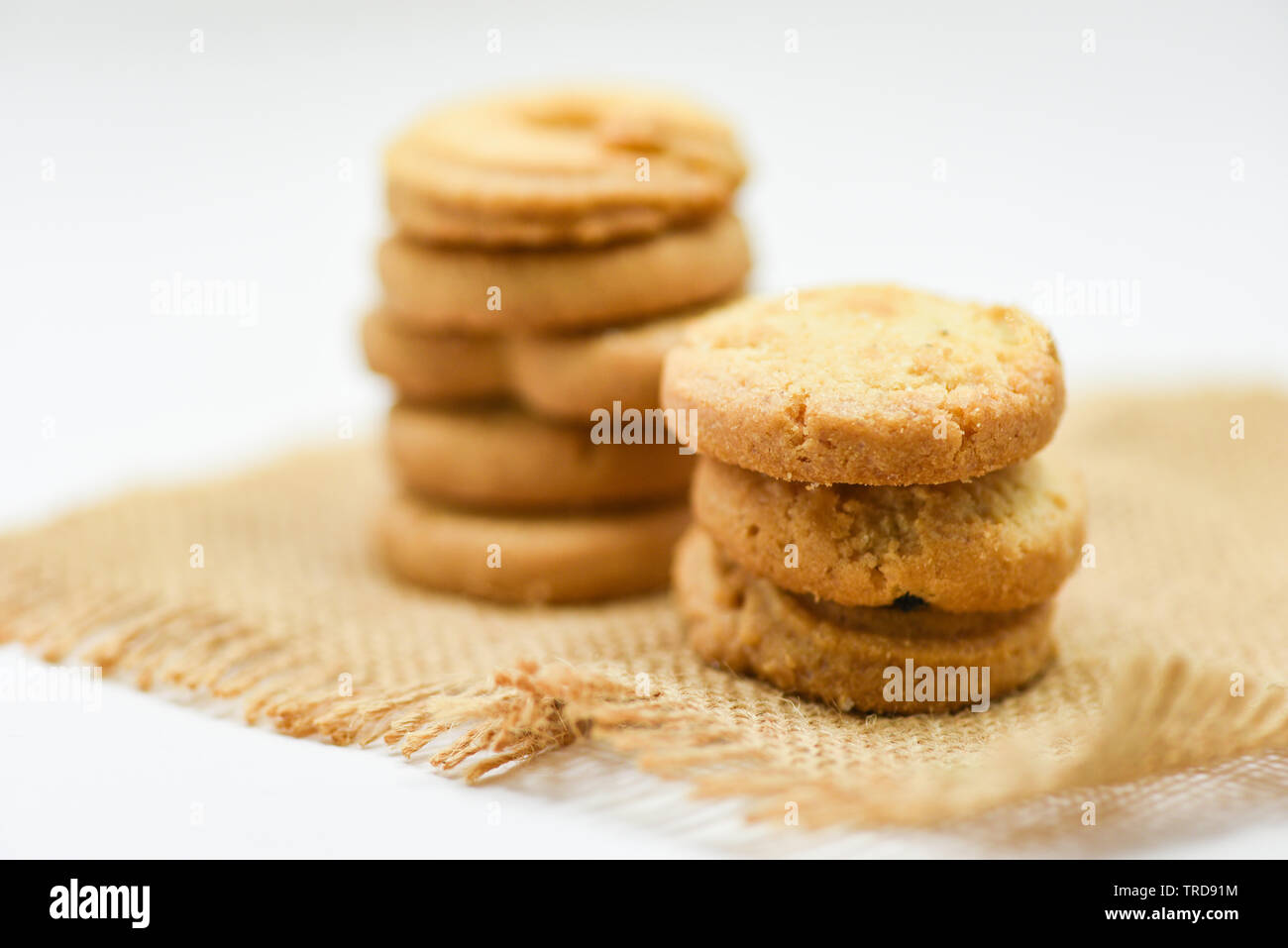Butter cookies Gebäck auf Sack auf weißem Hintergrund Stockfoto