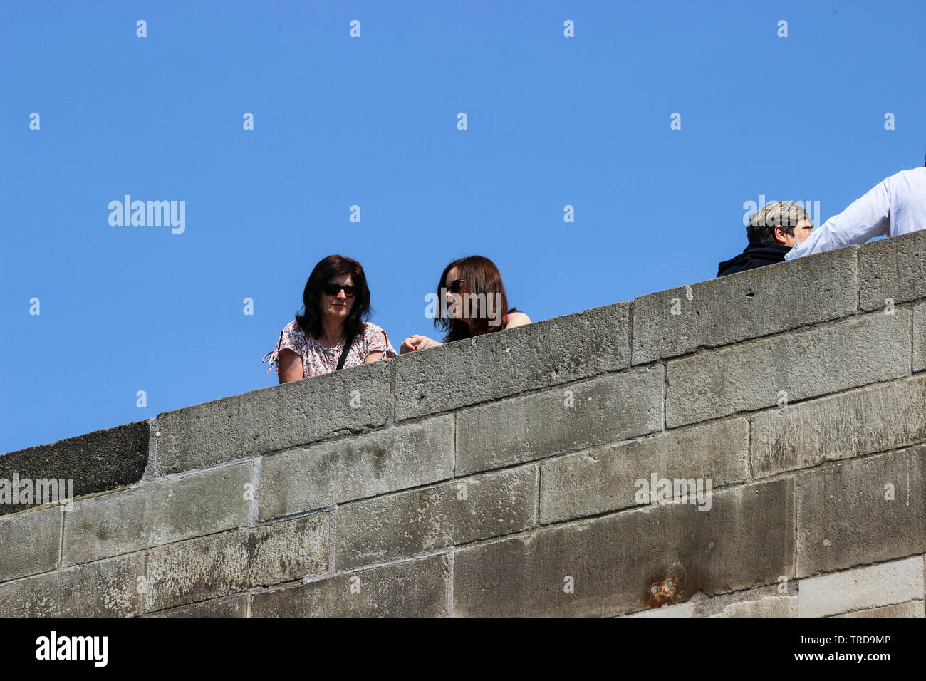 Touristen, die von der Karlsbrücke in Prag, Tschechische Republik Stockfoto