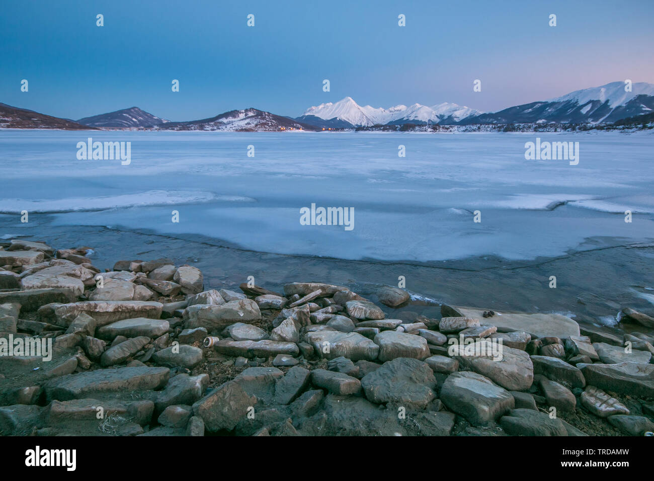 Winter kalte Nacht in den gefrorenen See Campotosto, Abruzzen Stockfoto